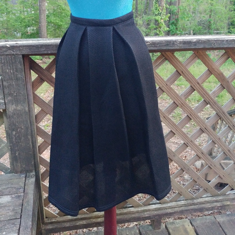 Haute Society Pleated Black Skirt Size 0 NWT